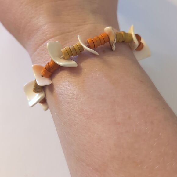 706 White Shell Tan and Orange Wood Beaded Stretch‎ Bracelet - Picture 1 of 4